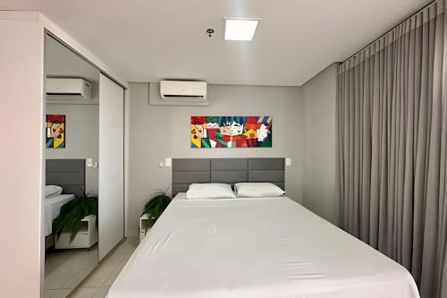 a bedroom with a large white bed in it at iFlat Brookfield Towers BT2103 Jardim Goiás in Goiânia