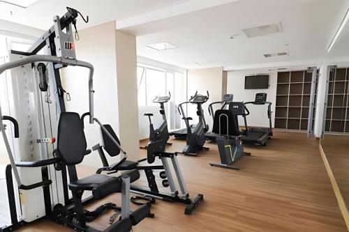 a gym with treadmills and elliptical machines at iFlat Brookfield Towers BT2103 Jardim Goiás in Goiânia
