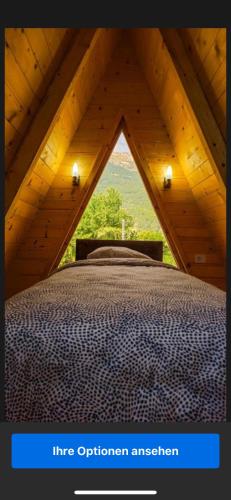 Un dormitorio con una cama grande en un ático. en Camp Danis plav, en Plav