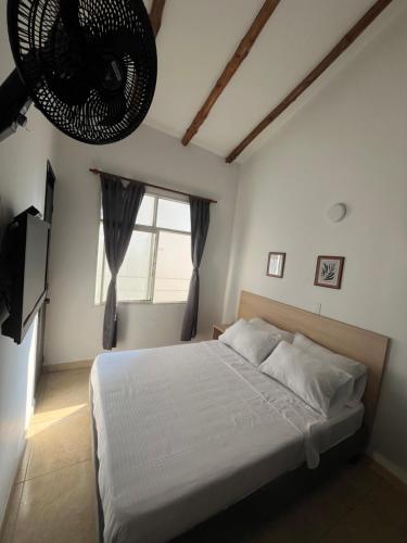 Postel nebo postele na pokoji v ubytování Hostal El Cedro