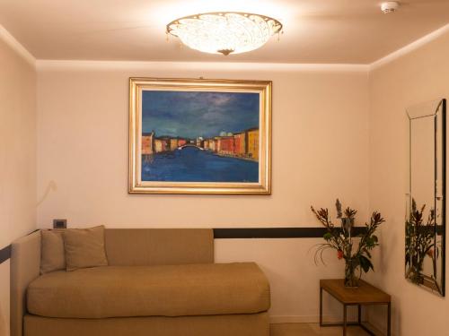 a living room with a couch and a painting on the wall at Hotel Aquarius Venice - Ascend Collection in Venice