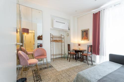 una habitación con una cama, una mesa y sillas en BigFamilyFlats - Coliseum Apartment, en Roma