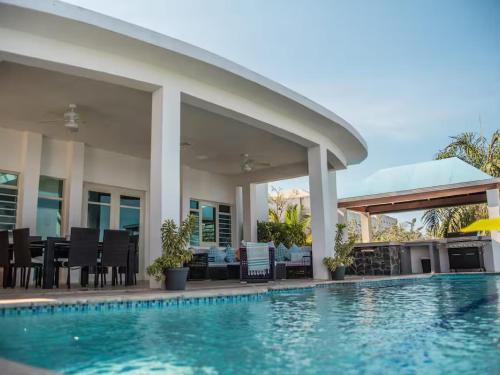 Πισίνα στο ή κοντά στο Spacious with plenty of shared space for groups