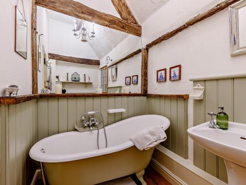 Stauntonにある2 Bed in Coleford 56076のバスタブと洗面台のあるバスルーム