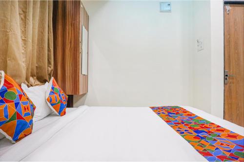 Katil atau katil-katil dalam bilik di Fabhotel The Mantra inn - Nr world trade center