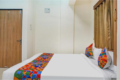 Katil atau katil-katil dalam bilik di Fabhotel The Mantra inn - Nr world trade center