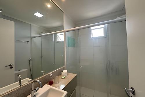 a bathroom with a shower and a sink and a mirror at iFlat Metropolitan Barcelona MB1003B Jardim Goiás in Goiânia