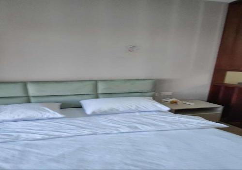 un lit avec deux oreillers dessus dans une chambre dans l'établissement Resort-Style Luxury Chalet with Pool and Sea View in Sahl Hasheesh, à Hurghada