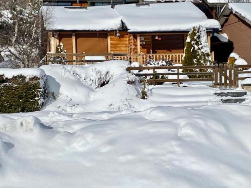 une cour recouverte de neige à côté d'une cabine dans l'établissement Confortable Chalet pie des pistes Pyrénées 2000, à Bolquère-Pyrénées 2000