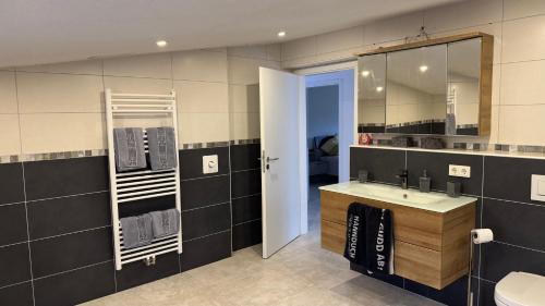 LangenlonsheimにあるBungalow im Parkの洗面台と鏡のあるバスルーム