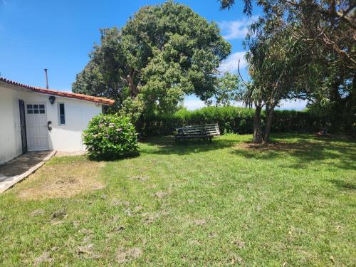 a yard with a bench and a tree at Departamento en Miramar in Miramar