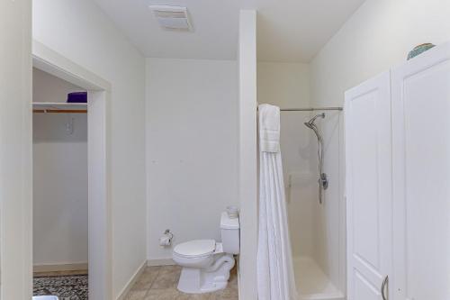 a white bathroom with a toilet and a shower at Grapevine Lodge in Dallesport