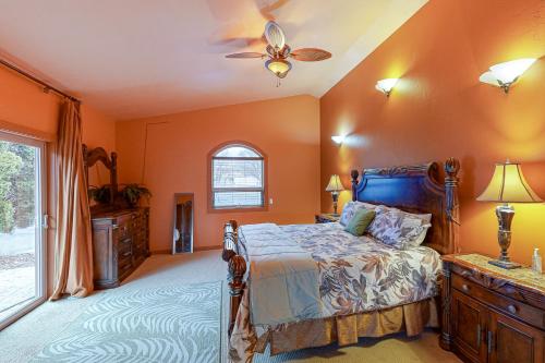 a bedroom with a bed and a ceiling fan at Grapevine Lodge in Dallesport