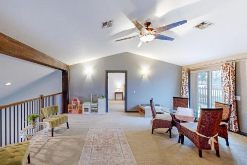 a living room with a ceiling fan and a table at Grapevine Lodge in Dallesport