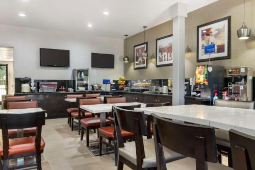 TV a/nebo společenská místnost v ubytování Best Western Royal Palace Inn & Suites