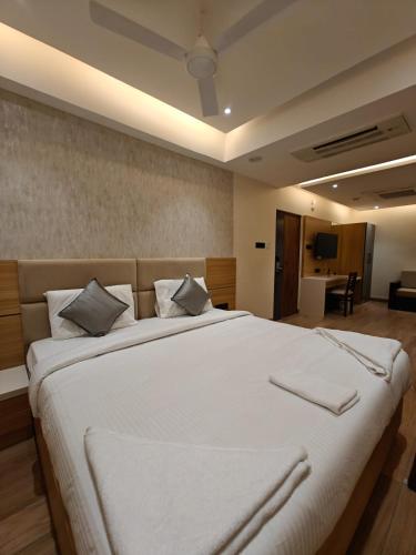 Postel nebo postele na pokoji v ubytování Hotel Isha Inn