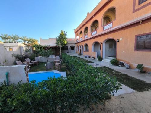una casa con una piscina di fronte di انير انشال Enir Enshal a Siwa