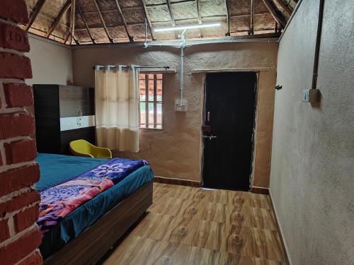 une chambre avec un lit et un mur de briques dans l'établissement Greenland Resort and Family Restaurant, à Munirābād