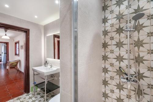 un baño con lavabo y ducha en Villa Esselle, en San Miguel de Abona