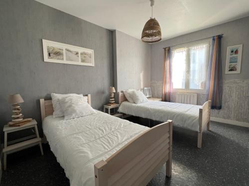 Ένα ή περισσότερα κρεβάτια σε δωμάτιο στο Maison La Rabouillère avec jardin arboré