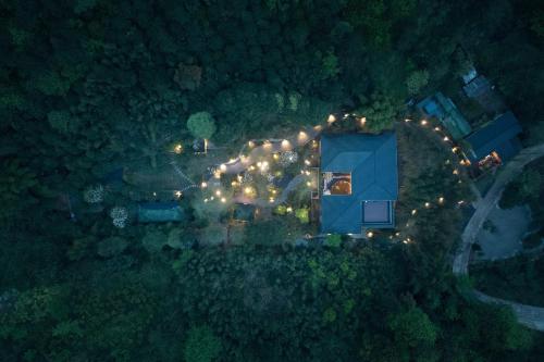 Letecký snímek ubytování BuSu Forest Forever Hotel
