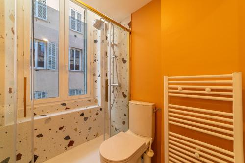 une salle de bain avec douche et toilettes et une fenêtre dans l'établissement La Clé - Clim - WiFi - Gare - Centre Toulon, à Toulon