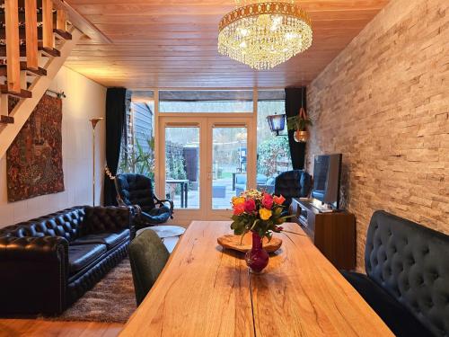 a living room with a wooden table with flowers on it at Ferienhaus am Fuße der Dünen! BG05 in Biggekerke