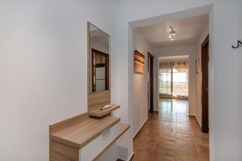 ein Badezimmer mit Spiegel und Holzablage in der Unterkunft Las Palmeras by Ĥ - Playa Punta del Moral PLHP9P14 in Punta del moral