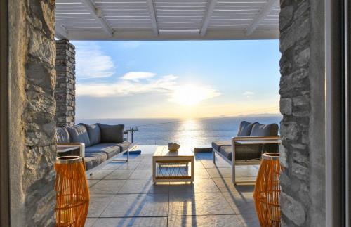 Φωτογραφία από το άλμπουμ του Luxurious villa with an infinity swimming pool sea and sunset view σε Ligia