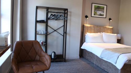 Una cama o camas en una habitación de Kings Inn