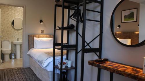 Una cama o camas en una habitación de Kings Inn