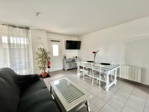 Televisyen dan/atau pusat hiburan di Charmant logement avec parking à 25 min de Lyon