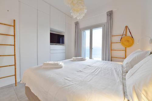 Φωτογραφία από το άλμπουμ του Luxurious villa with an infinity swimming pool sea and sunset view σε Ligia