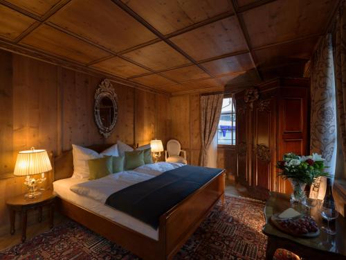 a bedroom with a large bed in a room at Schneider Hof Boutique-Hotel Garni Superior in Sankt Anton am Arlberg