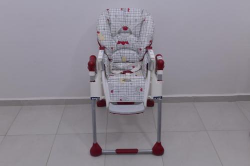 a baby cart sitting on a tiled floor at Cozy Duplex appartement wifi parking proximité in Rabat
