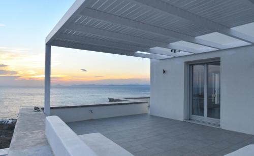 Φωτογραφία από το άλμπουμ του Luxurious villa with an infinity swimming pool sea and sunset view σε Ligia