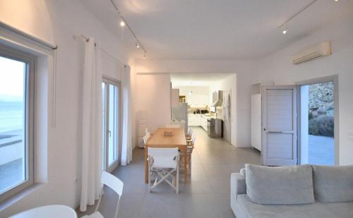 Φωτογραφία από το άλμπουμ του Luxurious villa with an infinity swimming pool sea and sunset view σε Ligia