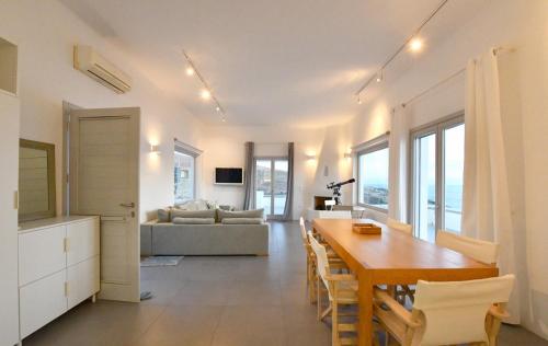 Φωτογραφία από το άλμπουμ του Luxurious villa with an infinity swimming pool sea and sunset view σε Ligia