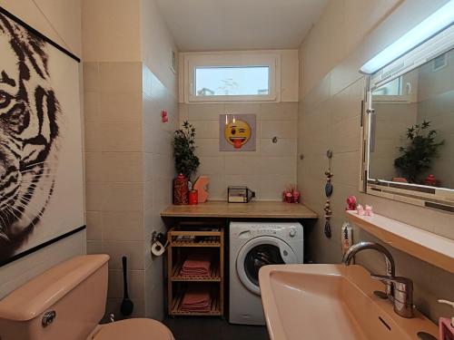 une salle de bain avec une machine à laver et un lavabo dans l'établissement Central Studio, à Nice