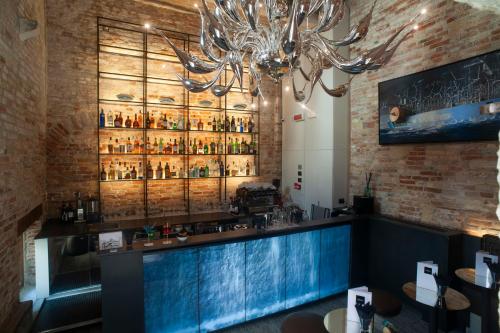 a bar in a restaurant with a chandelier at Hotel Aquarius Venice - Ascend Collection in Venice