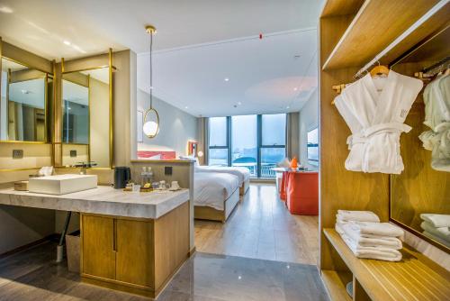 Ένα ή περισσότερα κρεβάτια σε δωμάτιο στο Rongjing Bay Hotel