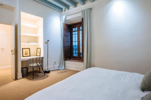 Luxurious Apartment with Andalusian Patio and Pool, Facing the Cathedral