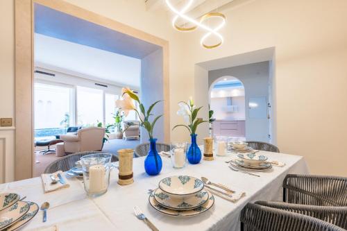 Luxurious Apartment with Andalusian Patio and Pool, Facing the Cathedral