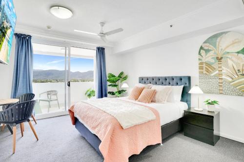 Un dormitorio con una cama y una ventana grande. en Cairns Central Studio, en Cairns