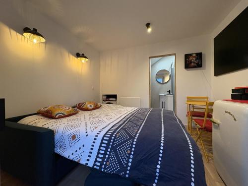 une chambre avec un lit avec deux oreillers dessus dans l'établissement Petite merveille, à Vittel