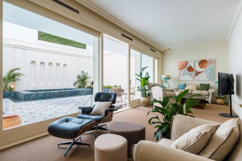 Luxurious Apartment with Andalusian Patio and Pool, Facing the Cathedral