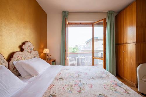 Postel nebo postele na pokoji v ubytování Hotel Parco dei Pini - 100mt dal Mare