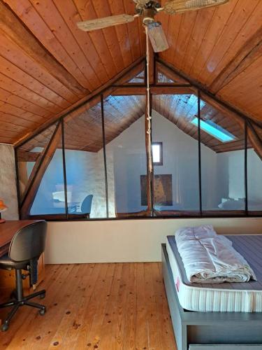 une chambre avec un lit et un bureau dans une pièce dans l'établissement La Maison de Tigery, à Tigery