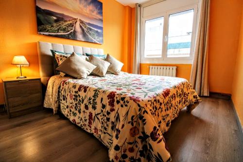 モリェット・ダル・バリェスにあるCosy and Sunny apartment near Barcelonaのベッドルーム1室(花柄のベッドカバー、窓付)