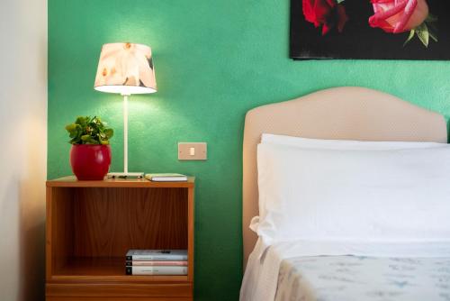 Postel nebo postele na pokoji v ubytování Hotel Parco dei Pini - 100mt dal Mare